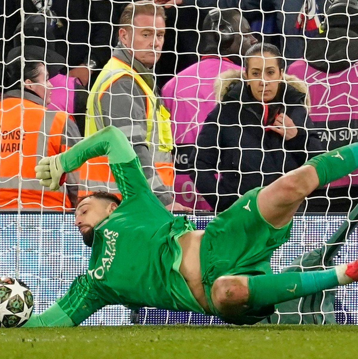  Mit zwei parierten Elfmetern brachte Gianluigi Donnarumma PSG ins Viertelfinale der Champions League. - Foto: Dave Thompson/AP/dpa
