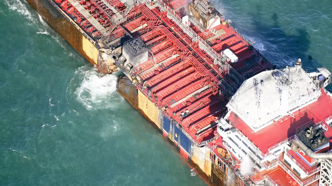 An der Backbordseite der «Stena Immaculate» klaffte nach dem Zusammenprall ein großes Loch. (Archivfoto) - Bild: Danny Lawson/PA Wire/dpa