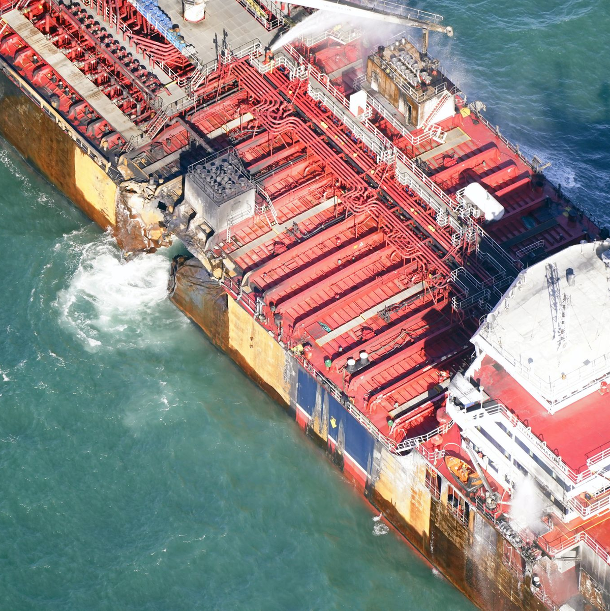 An der «Stena Immaculate» sind deutliche Schäden zu erkennen. - Foto: Danny Lawson/PA Wire/dpa