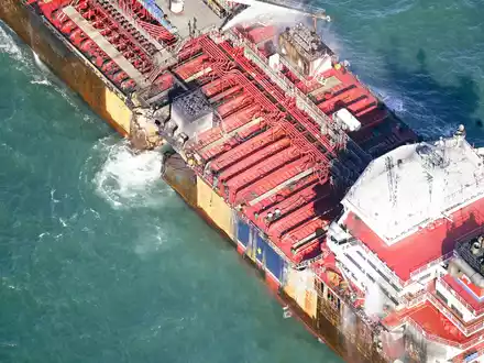An der Backbordseite der «Stena Immaculate» klaffte nach dem Zusammenprall ein großes Loch. (Archivfoto) - Foto: Danny Lawson/PA Wire/dpa