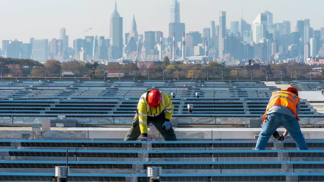 Solarenergie wird in den USA wichtiger. (Archivbild) - Bild: Mary Altaffer/AP/dpa