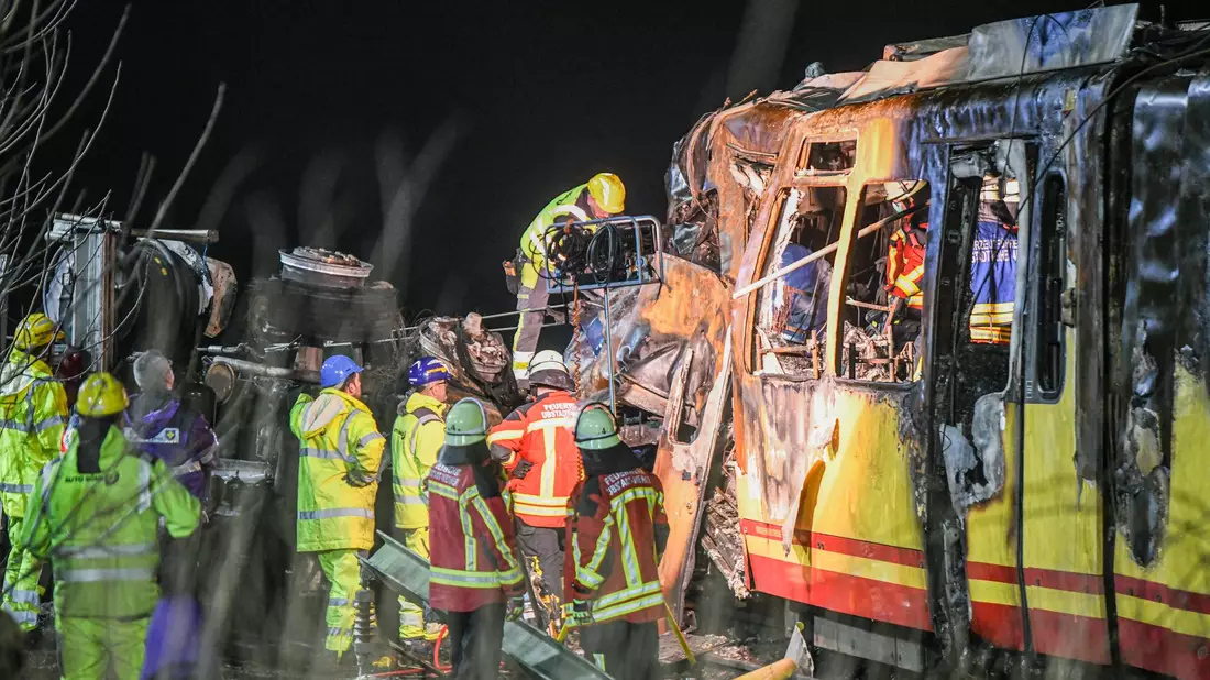Sachverständige sollen helfen, den Unfallhergang an einem unbeschrankten Bahnübergang zu klären.  - Bild: Jason Tschepljakow/dpa