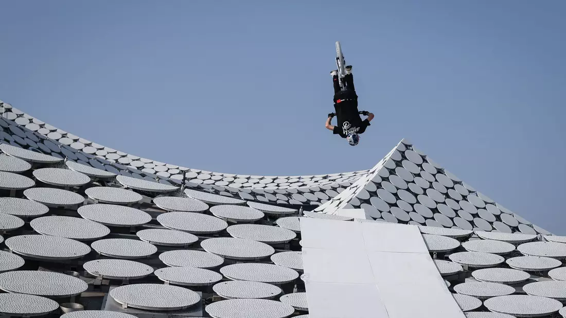 Direkt neben der Rampe geht es 100 Meter in die Tiefe. - Bild: Christian Charisius/dpa