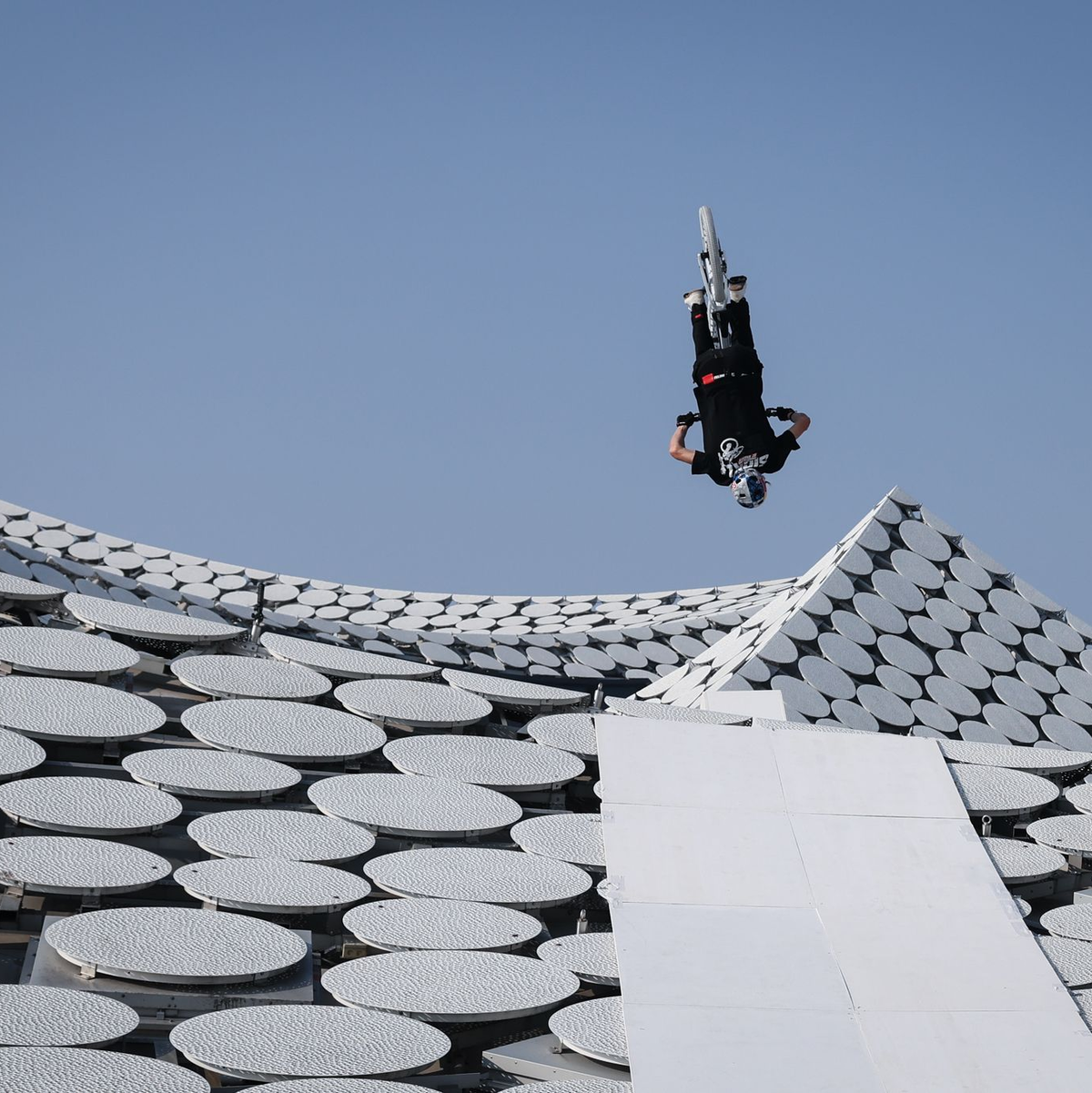 Direkt neben der Rampe geht es 100 Meter in die Tiefe. - Foto: Christian Charisius/dpa