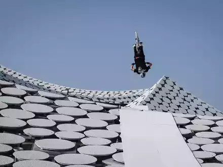 Direkt neben der Rampe geht es 100 Meter in die Tiefe. - Foto: Christian Charisius/dpa