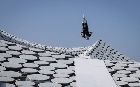 Direkt neben der Rampe geht es 100 Meter in die Tiefe. - Foto: Christian Charisius/dpa