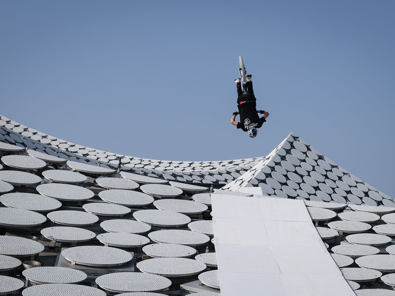 Direkt neben der Rampe geht es 100 Meter in die Tiefe. - Foto: Christian Charisius/dpa
