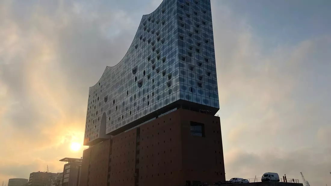 Auf dem Dach der Elbphilharmonie hat Extrem-Sportler Fabio Wibmer mit seinem Rad einen Rückwärtssalto gemacht. - Bild: Thomas Müller/dpa