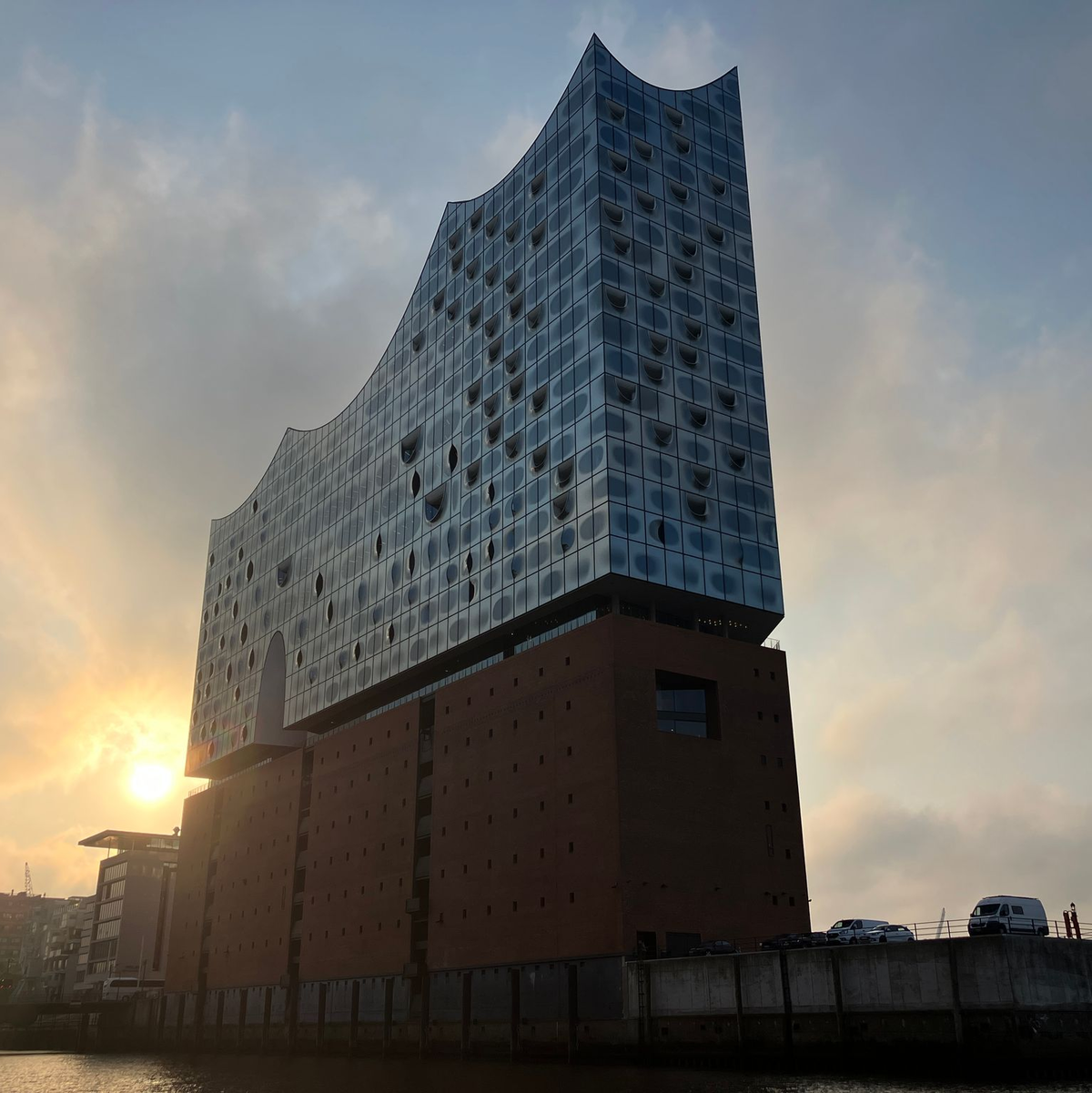 Auf dem Dach der Elbphilharmonie hat Extrem-Sportler Fabio Wibmer mit seinem Rad einen Rückwärtssalto gemacht. - Foto: Thomas Müller/dpa