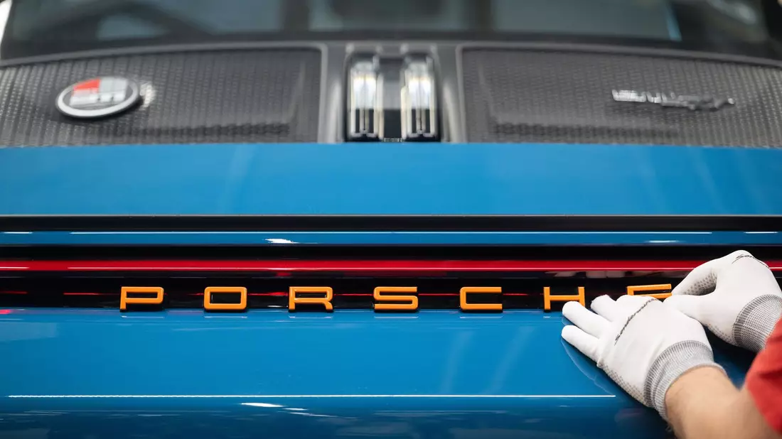 2024 machte der Sportwagenbauer Porsche deutlich weniger Gewinn. (Archivbild) - Bild: Marijan Murat/dpa