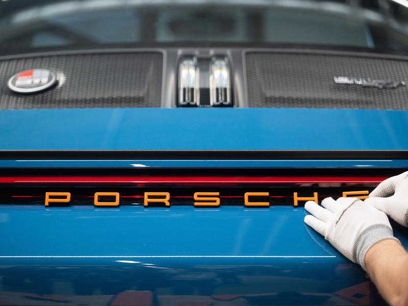 2024 machte der Sportwagenbauer Porsche deutlich weniger Gewinn. (Archivbild) - Foto: Marijan Murat/dpa