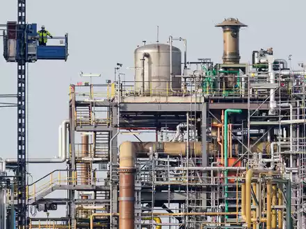 Die Stimmung in der Chemieindustrie zieht an. (Archivbild) - Foto: Uwe Anspach/dpa