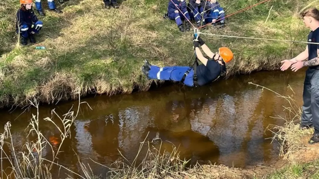 FW Dinslaken: Feuerwehrnachwuchs wird ausgebildet - Bild: presseportal.de