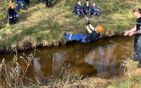 FW Dinslaken: Feuerwehrnachwuchs wird ausgebildet - Foto: presseportal.de