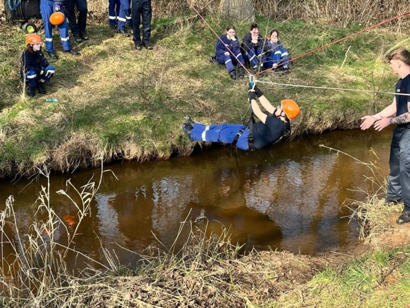 FW Dinslaken: Feuerwehrnachwuchs wird ausgebildet - Foto: presseportal.de