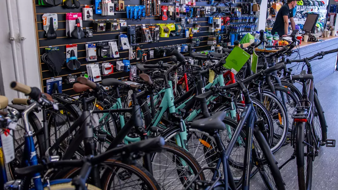 Der Absatz des Fahrradhandels ist 2024 zurückgegangen. - Bild: Jens Büttner/dpa