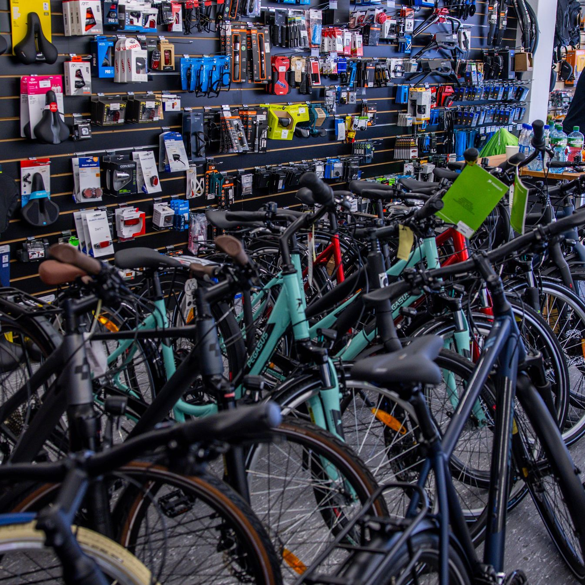 Der Absatz des Fahrradhandels ist 2024 zurückgegangen. - Foto: Jens Büttner/dpa