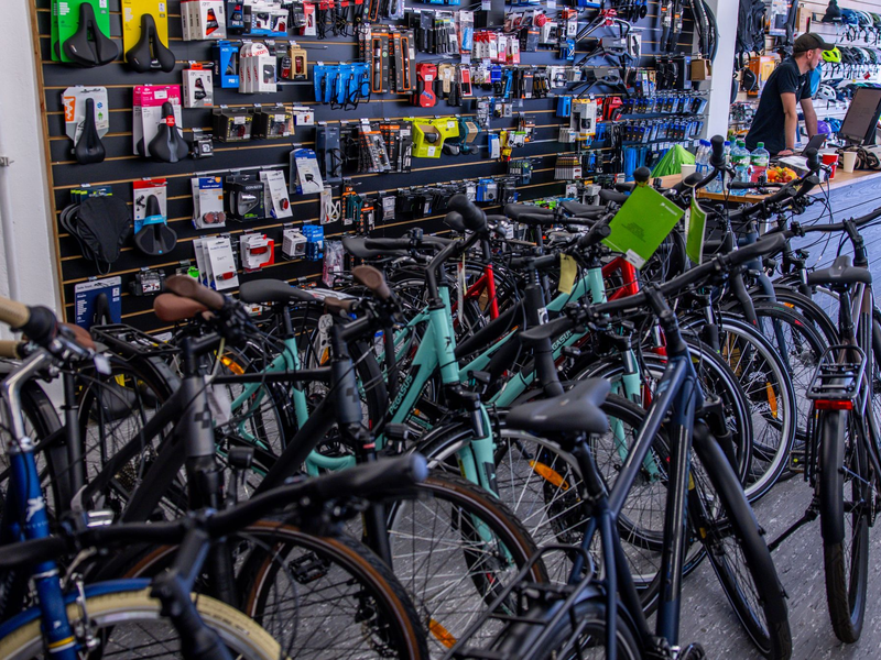 Der Absatz des Fahrradhandels ist 2024 zurückgegangen. - Foto: Jens Büttner/dpa