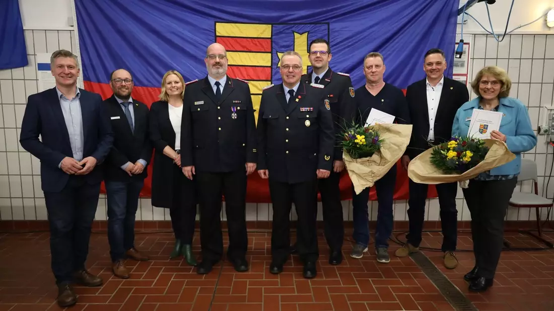 FW-OLL: Diane Febert legt ihr Amt in Reiner Schröders Hände - Vertreterversammlung des Kreisfeuerwehrverbandes - Bild: presseportal.de