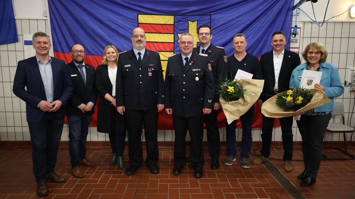 FW-OLL: Diane Febert legt ihr Amt in Reiner Schröders Hände - Vertreterversammlung des Kreisfeuerwehrverbandes - Foto: presseportal.de