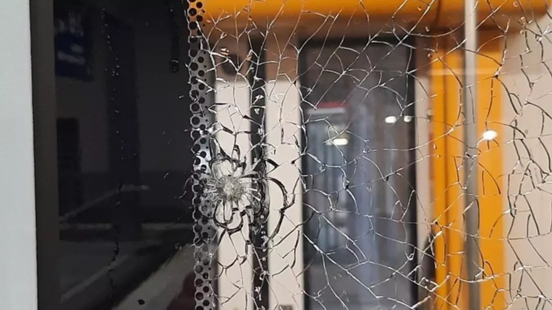 BPOL-KL: Beschädigte Scheiben an Regionalbahn durch mutmaßlichen Beschuss - Bundespolizei sucht Zeugen - Bild: presseportal.de