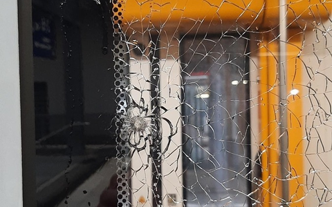 BPOL-KL: BeschĂ€digte Scheiben an Regionalbahn durch mutmaĂlichen Beschuss - Bundespolizei sucht Zeugen - Foto: presseportal.de BPOL-KL: BeschĂ€digte Scheiben an Regionalbahn durch mutmaĂlichen Beschuss - Bundespolizei sucht Zeugen - Foto: presseportal.de