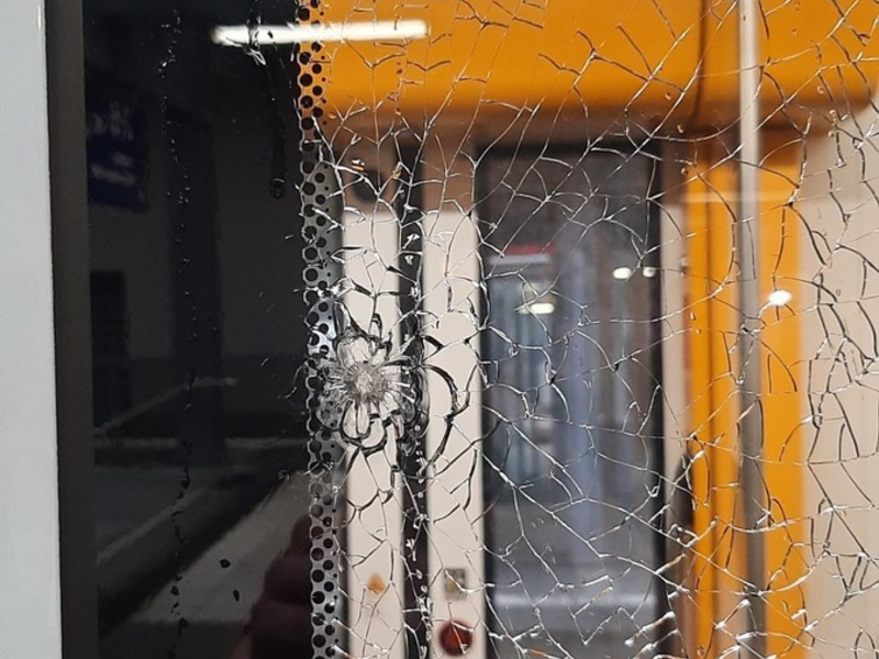BPOL-KL: Beschädigte Scheiben an Regionalbahn durch mutmaßlichen Beschuss - Bundespolizei sucht Zeugen - Foto: presseportal.de