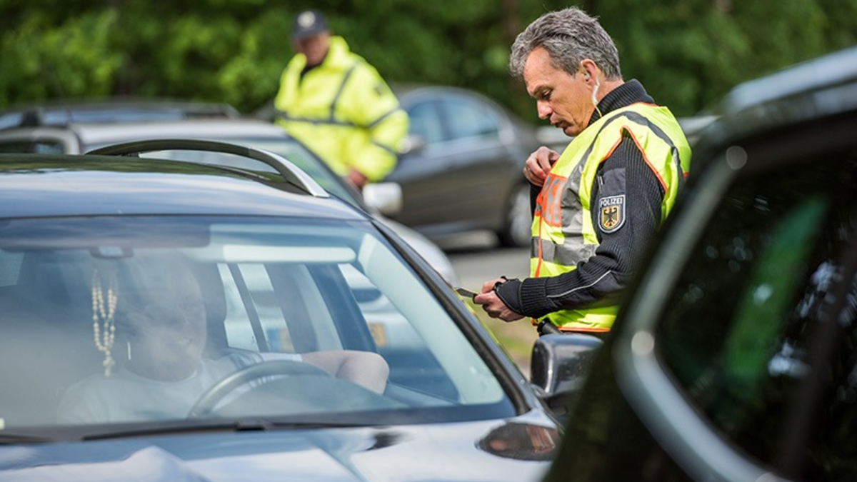 Bundespolizeidirektion München: Alter Polizeibekannter mit neuen Personalien/ Bundespolizei weist Migranten per Flugzeug zurück - Foto: presseportal.de