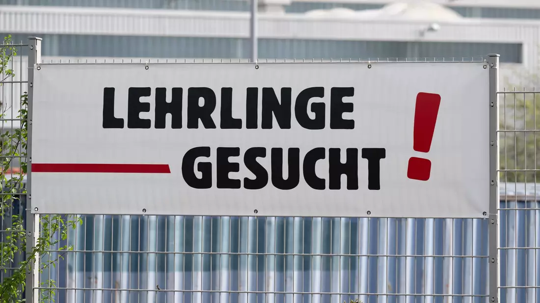 Trotz mauer Konjunktur suchen viele Handwerksbetriebe nach wie vor händeringend Nachwuchs. (Symbolbild)  - Bild: Sebastian Kahnert/dpa