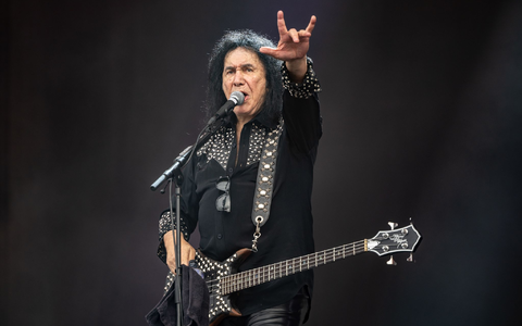 Gene Simmons macht als Solokünstler weiter - und hat dafür ein neues Geschäftsmodell entwickelt. (Archivfoto) - Foto: Axel Heimken/dpa