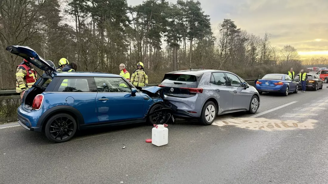 FW Alpen: Verkehrsunfall mit vier beteiligten Pkw auf der A57 - Bild: presseportal.de