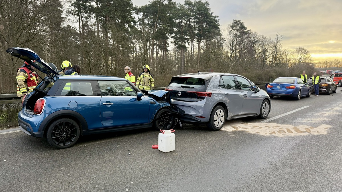 FW Alpen: Verkehrsunfall mit vier beteiligten Pkw auf der A57 - Foto: presseportal.de