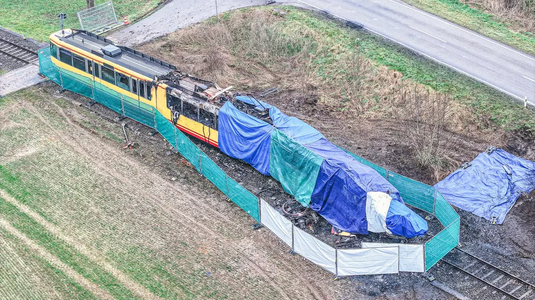 Die Stadtbahn soll in Einzelteilen abtransportiert werden.  - Bild: Jason Tschepljakow/dpa