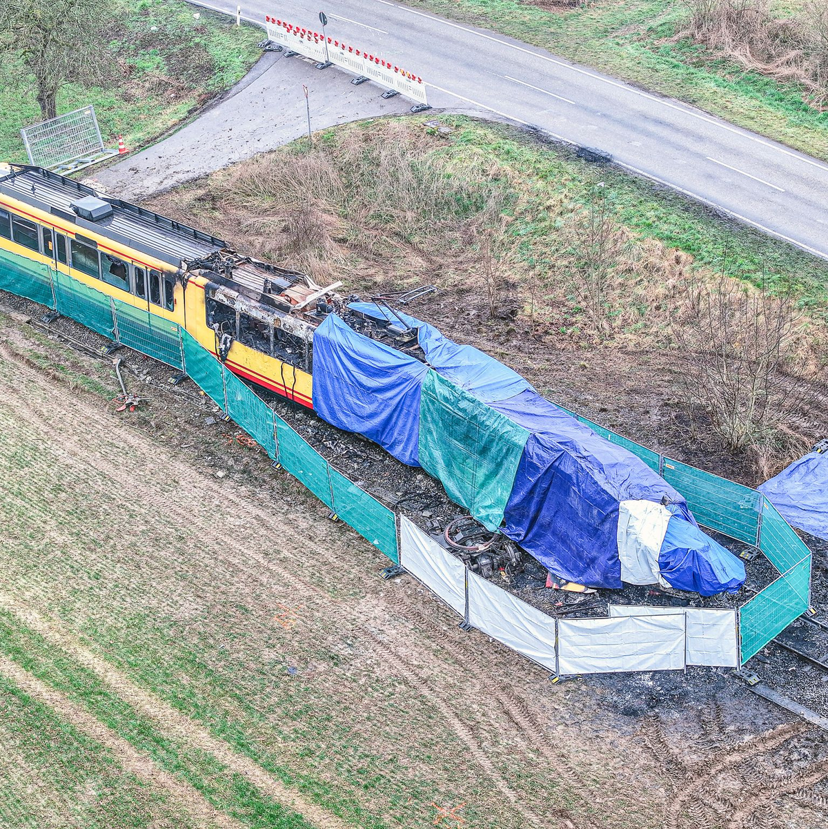Die Stadtbahn soll in Einzelteilen abtransportiert werden.  - Foto: Jason Tschepljakow/dpa