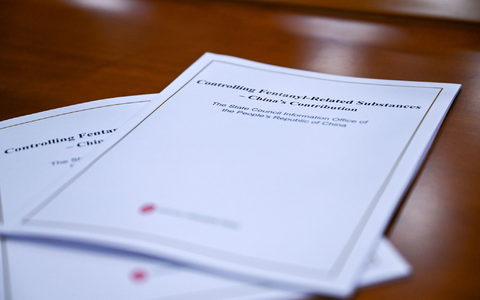 China hat in einem Weißbuch sein Vorgehen gegen Fentanyl-Handel in die USA dargelegt.  - Foto: Johannes Neudecker/dpa