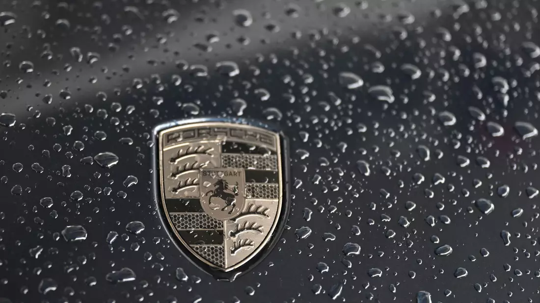 2024 machte der Sportwagenbauer Porsche deutlich weniger Gewinn. - Bild: Bernd Weißbrod/dpa