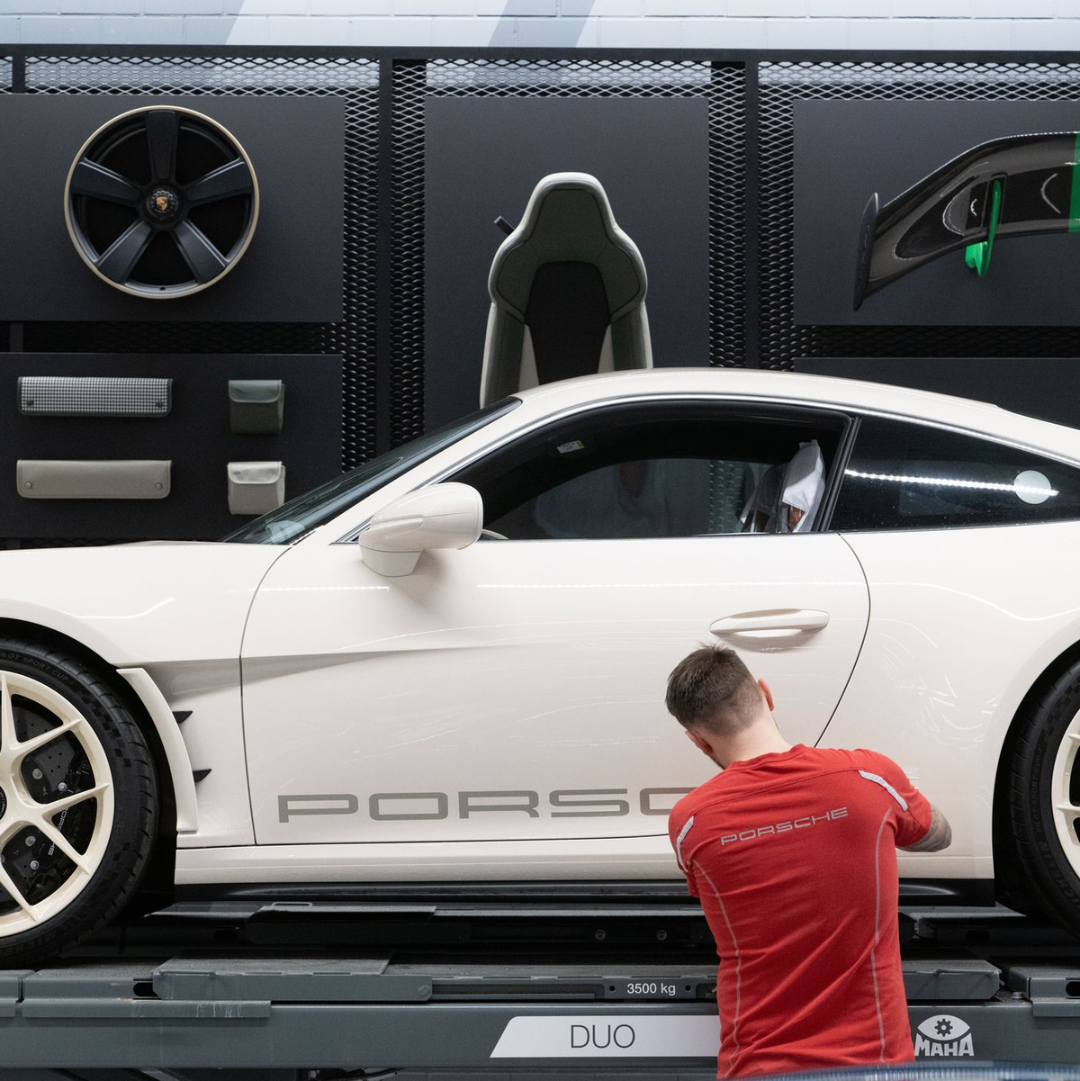 Unternehmen und Betriebsräte wollen in der zweiten Jahreshälfte über weitere Sparmaßnahmen sprechen. Droht ein weiterer Stellenabbau? - Foto: Marijan Murat/dpa