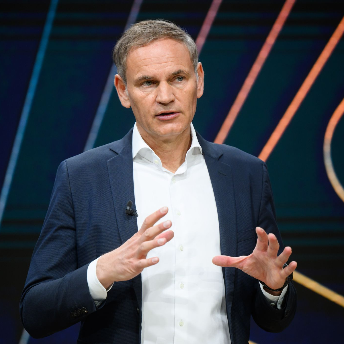 Steht an der Spitze zweier Dax-Konzerne: Porsche- und VW-Chef Oliver Blume. (Archivbild) - Foto: Julian Stratenschulte/dpa