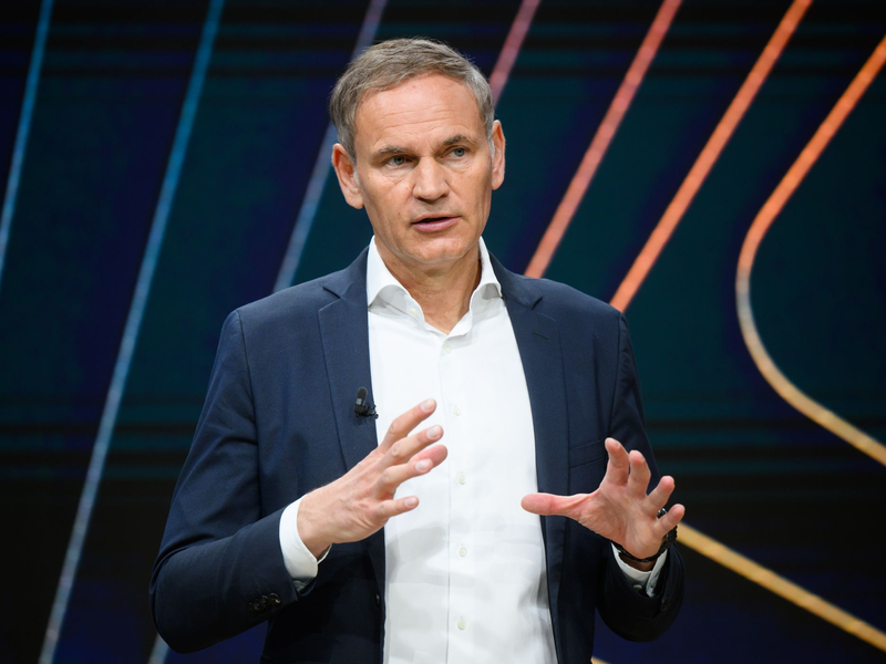 Steht an der Spitze zweier Dax-Konzerne: Porsche- und VW-Chef Oliver Blume. (Archivbild) - Foto: Julian Stratenschulte/dpa
