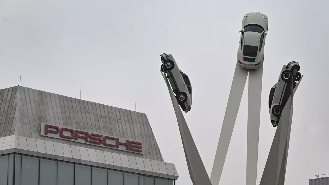 Nach China hat Porsche 2024 deutlich weniger Autos geliefert. Rabatt-Schlachten kommen für den Konzern aber nicht infrage. - Bild: Bernd Weißbrod/dpa