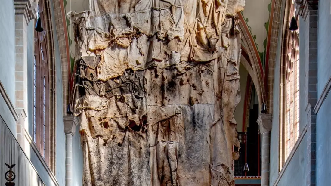 „Spuren des Feuers“ – monumentales Fastentuch von Jakob Kirchmayr erstmals in Deutschland zu sehen - Bild: presseportal.de