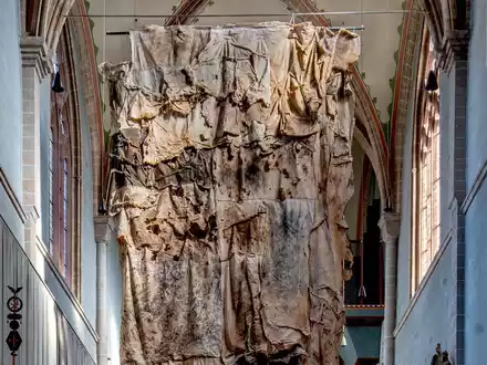 „Spuren des Feuers“ – monumentales Fastentuch von Jakob Kirchmayr erstmals in Deutschland zu sehen - Foto: presseportal.de