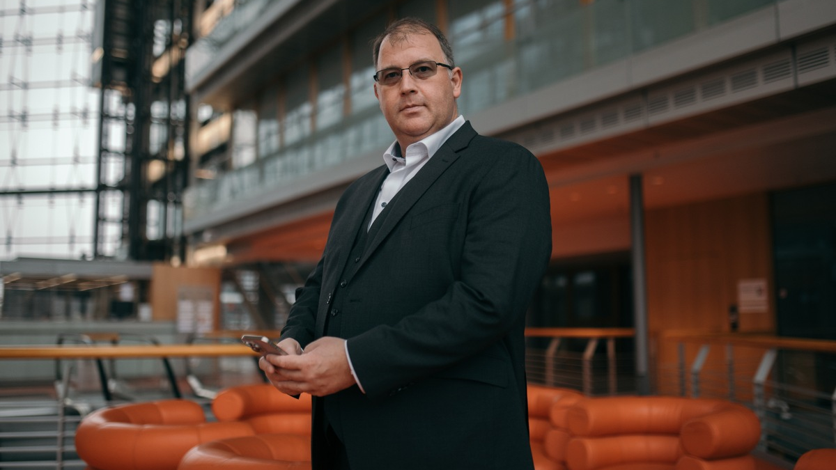 Linkspartei stärkste Kraft bei den U24-Jährigen: Stiftungsberater erklärt, wie Superreiche ihr Geld jetzt absichern - Foto: presseportal.de