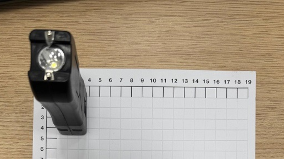 BPOL NRW: Elektroschocker als Taschenlampe getarnt - Beamte der Bundespolizei entdeckten verbotene Waffe am Flughafen Köln Bonn. - Foto: presseportal.de