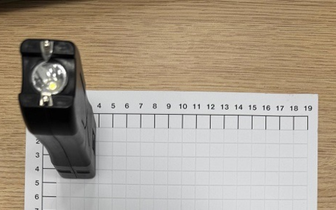 BPOL NRW: Elektroschocker als Taschenlampe getarnt - Beamte der Bundespolizei entdeckten verbotene Waffe am Flughafen Köln Bonn. - Foto: presseportal.de