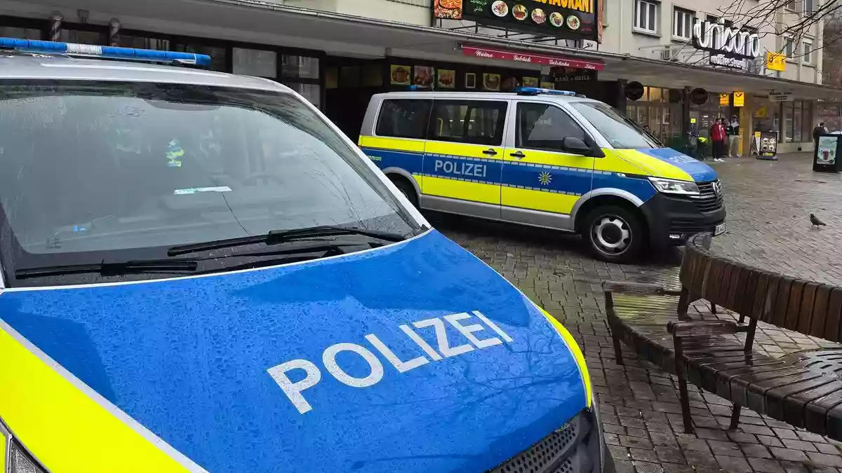 Polizeikräfte suchen nach dem Verdächtigen. - Bild: Thomas Riedel/dpa