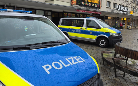 Polizeikräfte suchen nach dem Verdächtigen. - Foto: Thomas Riedel/dpa