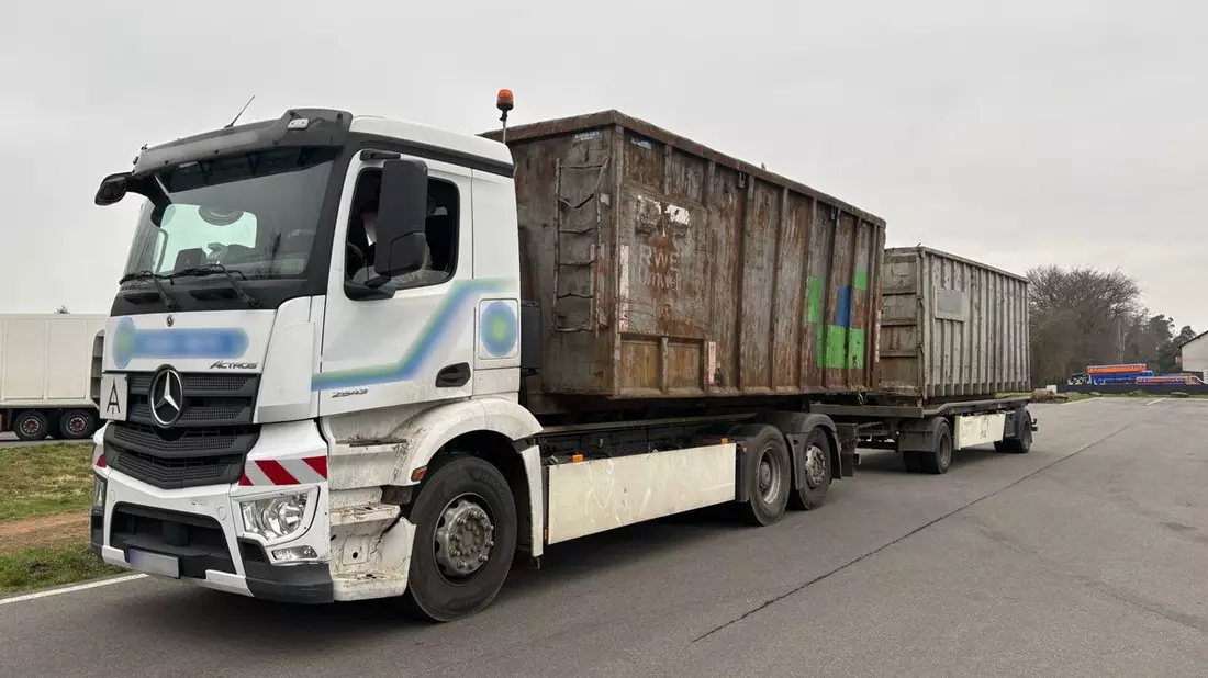POL-PPWP: Polizei zieht völlig desolaten Lkw aus dem Verkehr - Bild: presseportal.de