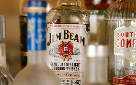Schlecht für Spirituosen-Liebhaber: US-amerikanischer Whiskey könnte wegen EU-Zöllen teurer werden. (Archivbild) - Foto: Gerald Matzka/dpa-Zentralbild/ZB