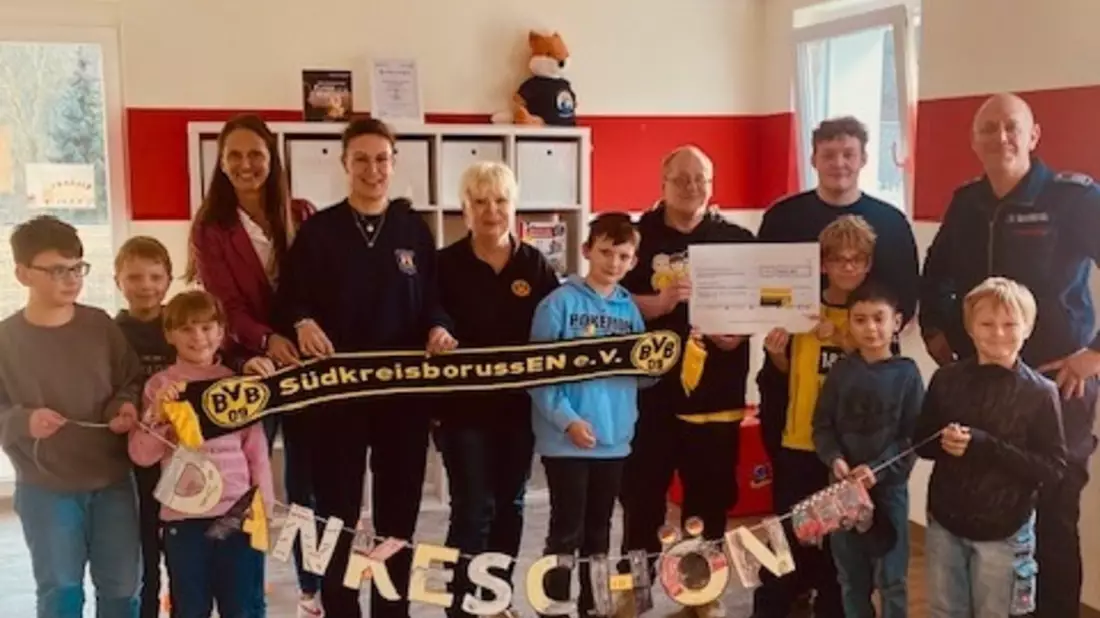 FW-EN: Großzügige Spende für die Kinderfeuerwehr Ennepetal - Dank an den BVB-Fanclub SüdkreisborussEN e.V. - Bild: presseportal.de